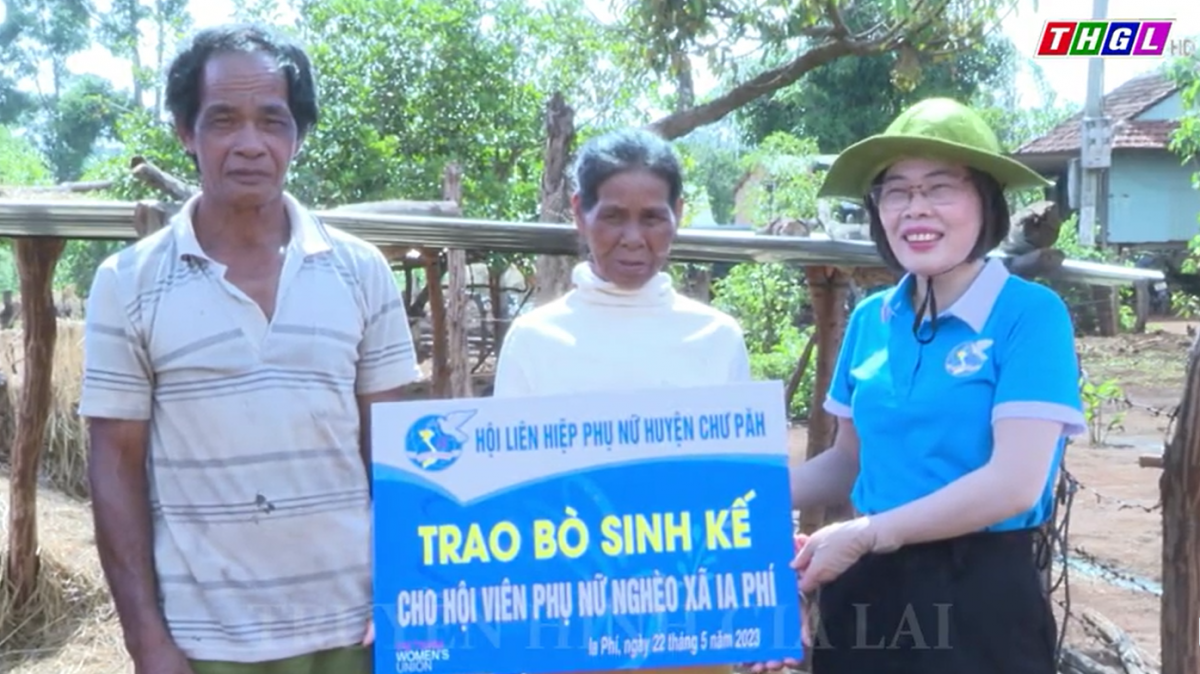 Hội LHPN huyện Chư Păh trao mô hình sinh kế cho hội viên phụ nữ nghèo