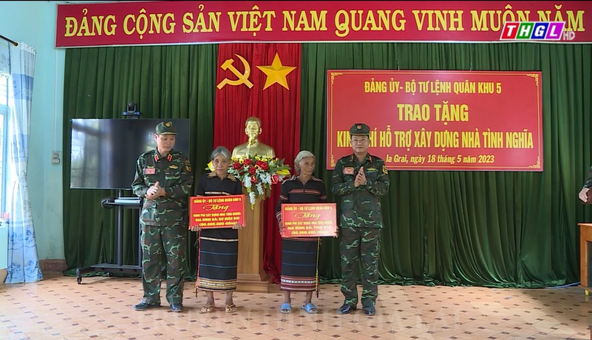 Quân khu 5 trao tặng kinh phí hỗ trợ xây Nhà tình nghĩa cho 2 gia đình chính sách ở Ia Grai