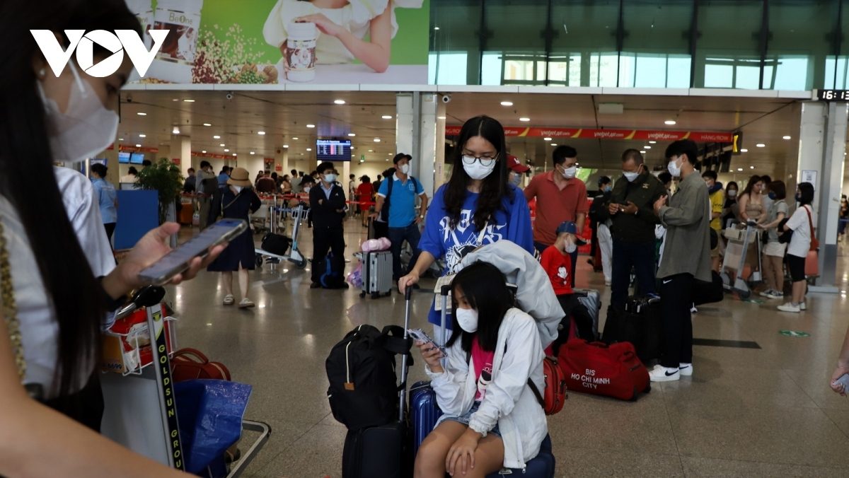 Sân bay Nội Bài và Tân Sơn Nhất đón lượng khách kỷ lục dịp nghỉ lễ