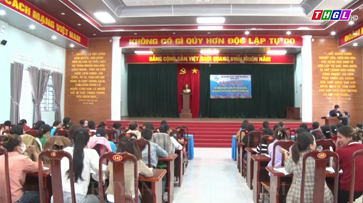 Tập huấn bồi dưỡng nghiệp vụ công tác hội cho cán bộ hội phụ nữ