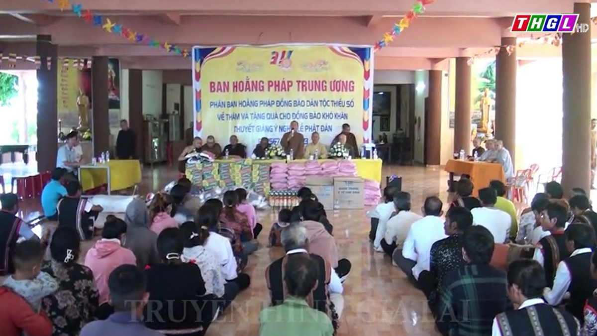 Tặng 6.400 hộp sữa và 50 phần quà cho học sinh và hộ đồng bào DTTS có hoàn cảnh khó khăn xã Hbông, huyện Chư Sê