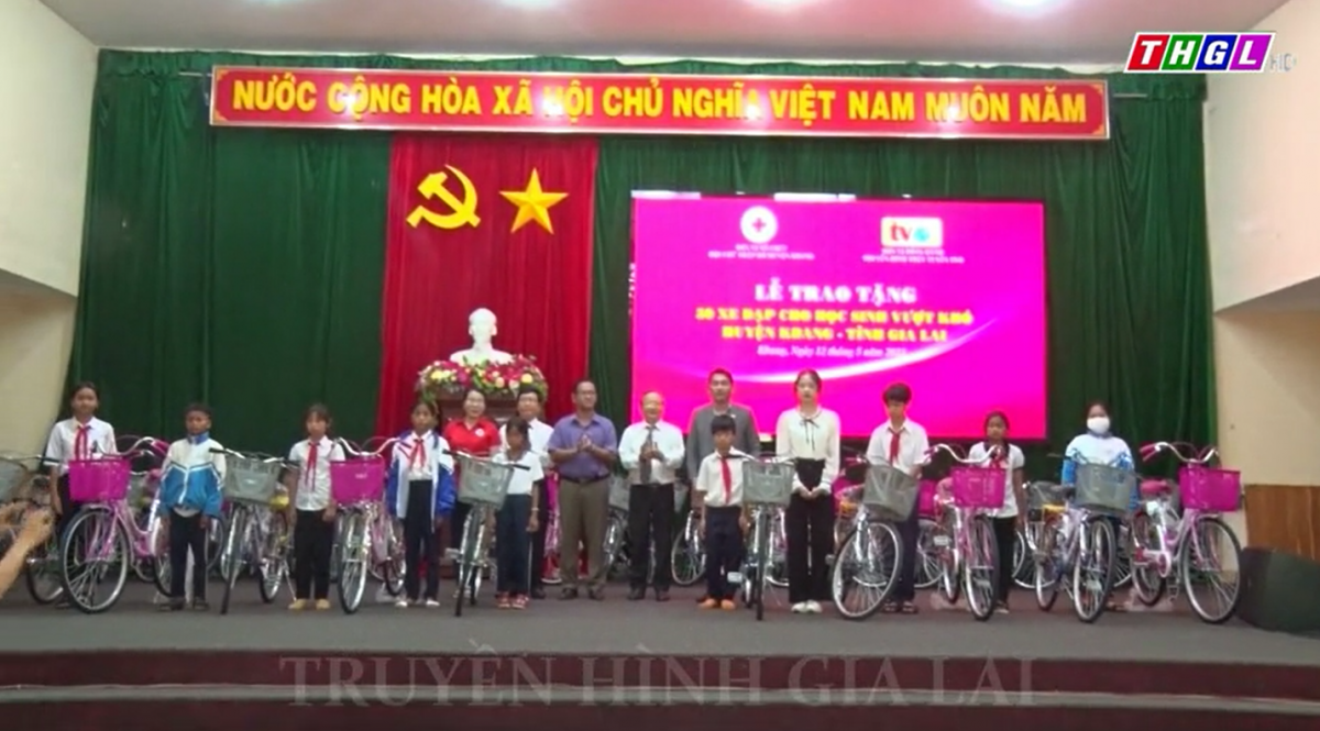 Tặng 50 chiếc xe đạp cho học sinh nghèo vượt khó ở Kbang