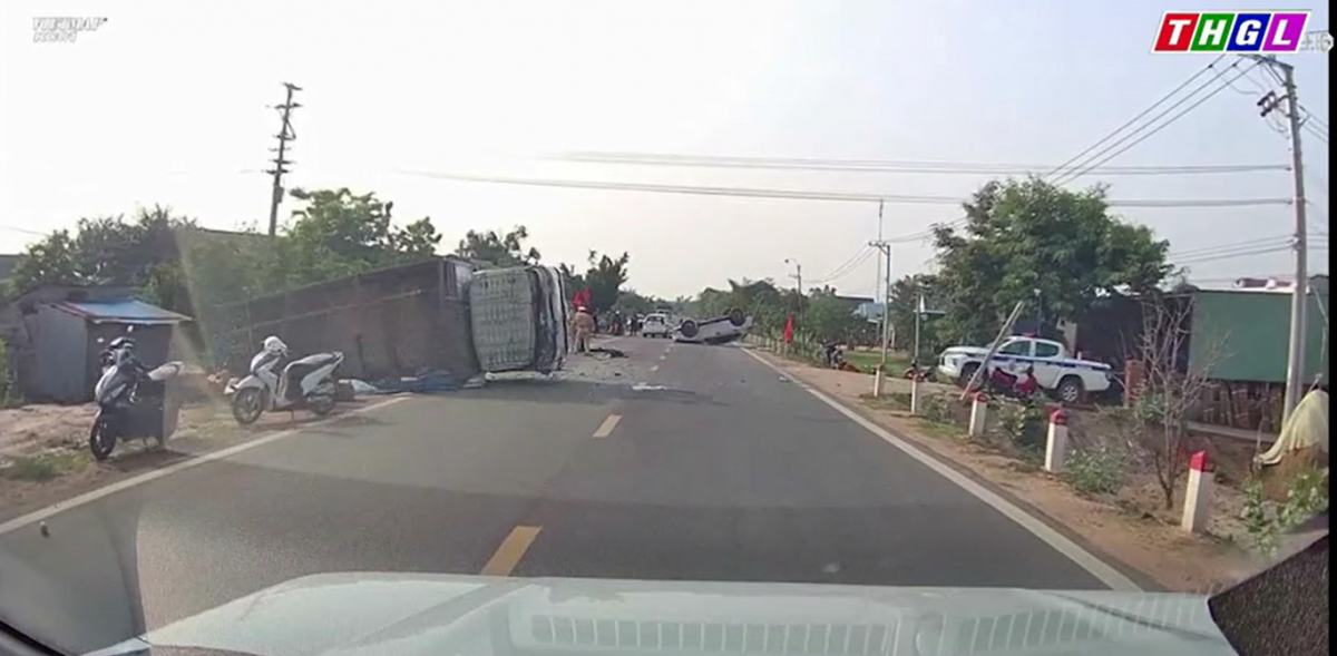 Xe tải mất lái, lật nghiêng trên Quốc lộ 25 đoạn qua địa bàn xã Ia Pal, huyện Chư Sê