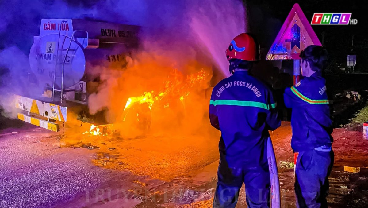 Xe bồn chở xăng nổ lốp, bốc cháy dữ dội trên đường Hồ Chí Minh lúc sáng sớm