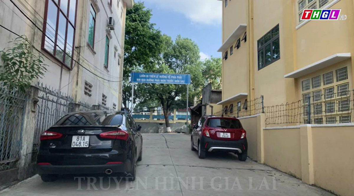 Xe ô tô đậu song song trong đường hẻm – Ý thức kém của chủ xe