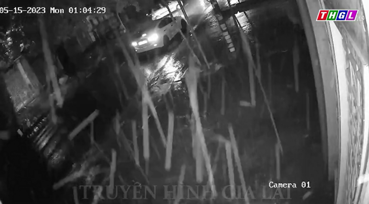 Xe ô tô lùi thẳng vào nhà dân lúc rạng sáng