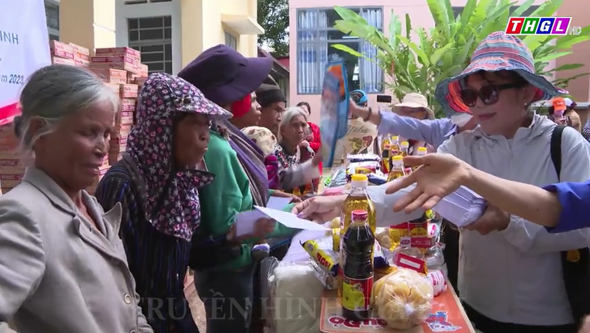 Tặng 400 suất quà cho trẻ em và hộ nghèo tại huyện Chư Păh