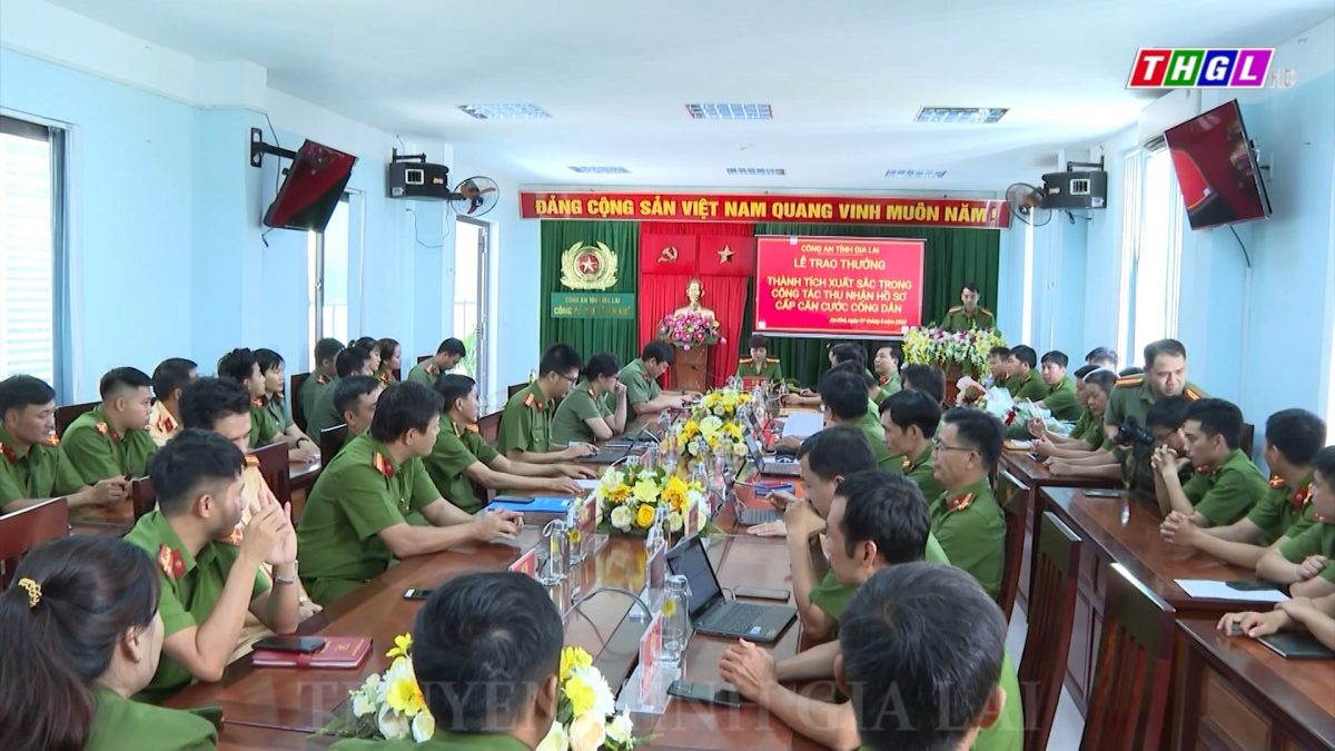 Khen thưởng Công an thị xã An Khê hoàn thành sớm chỉ tiêu cấp Căn cước công dân