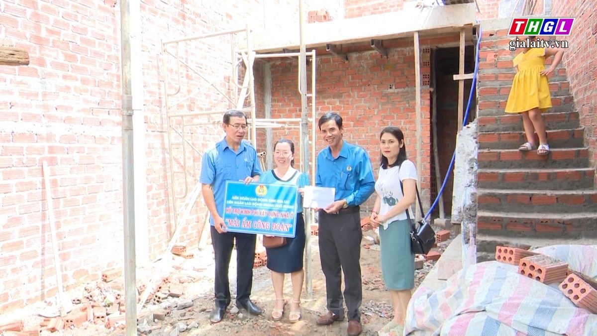Liên đoàn Lao động TP. Pleiku trao kinh phí xây dựng 4 “Mái ấm công đoàn” cho đoàn viên khó khăn