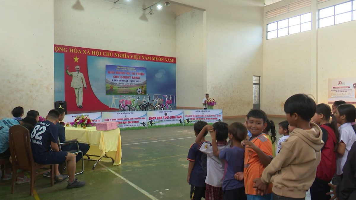 Ia Grai: Trao hơn 200 suất quà cho học sinh, thiếu nhi có hoàn cảnh khó khăn