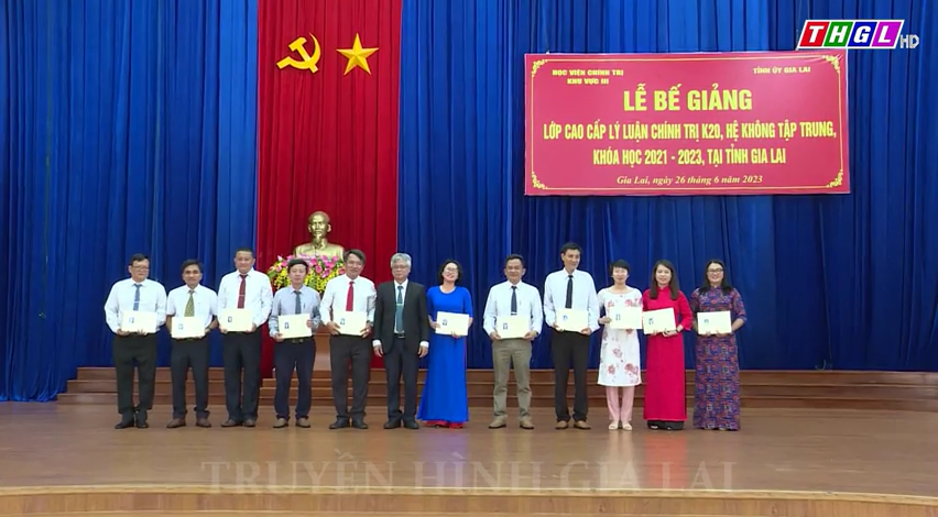 54 học viên nhận Bằng cao cấp lý luận chính trị K20