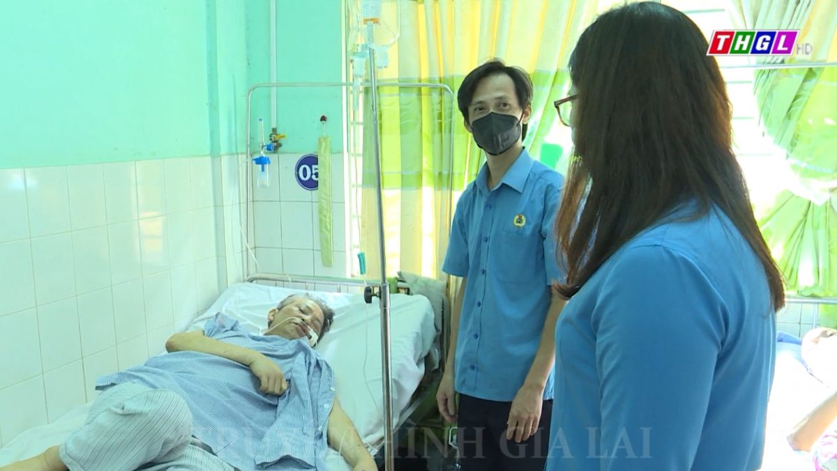 Công đoàn Viên chức tỉnh Gia Lai thăm và trao tiền hỗ trợ đoàn viên công đoàn bị bệnh hiểm nghèo