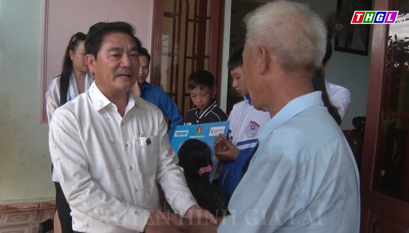 Trao tiền hỗ trợ cho 03 cháu nhỏ mồ côi cha mẹ do tai nạn giao thông