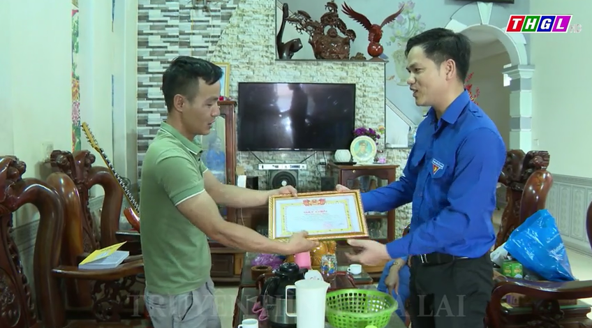 Chư Prông tuyên dương 2 tấm gương tiêu biểu có hành động dũng cảm cứu người bị đuối nước