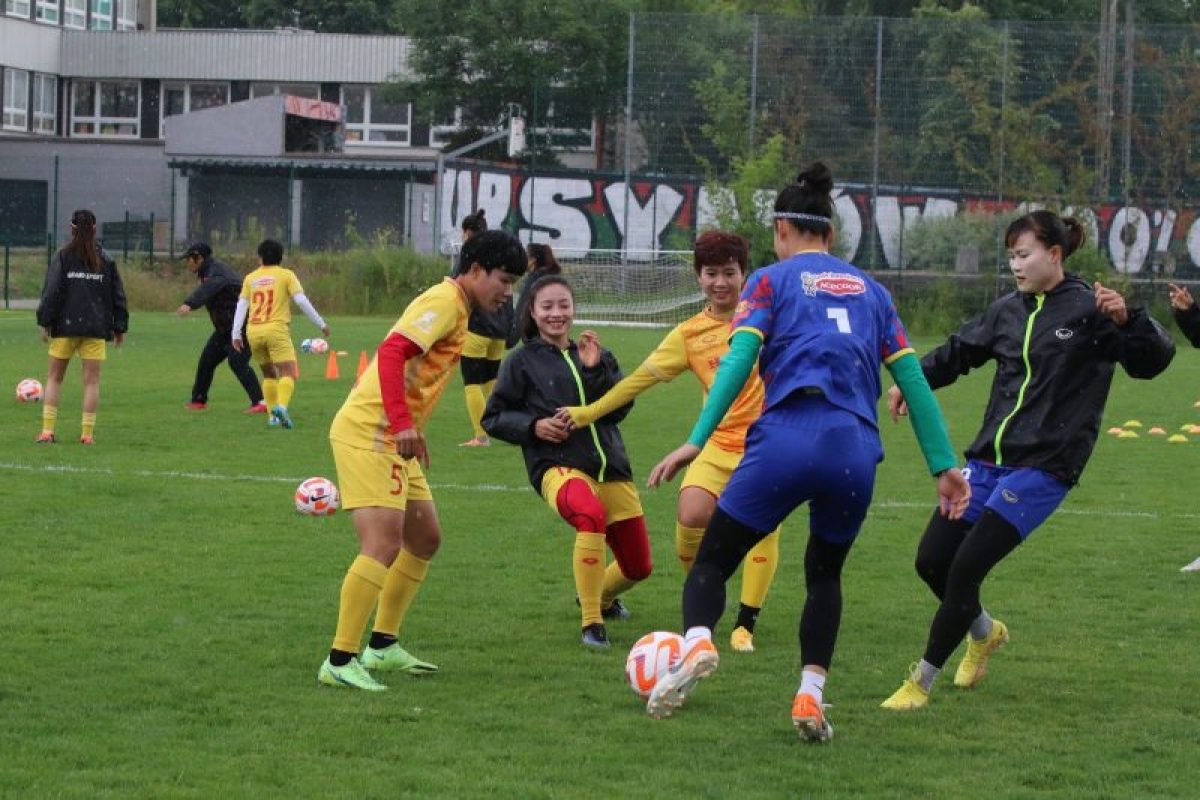 ĐT nữ Việt Nam “đội mưa” tập luyện, quyết thắng đối thủ mạnh ở châu Âu