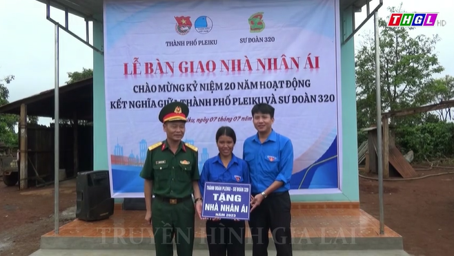Sư đoàn 320 phối hợp với Thành đoàn Pleiku bàn giao Nhà nhân ái