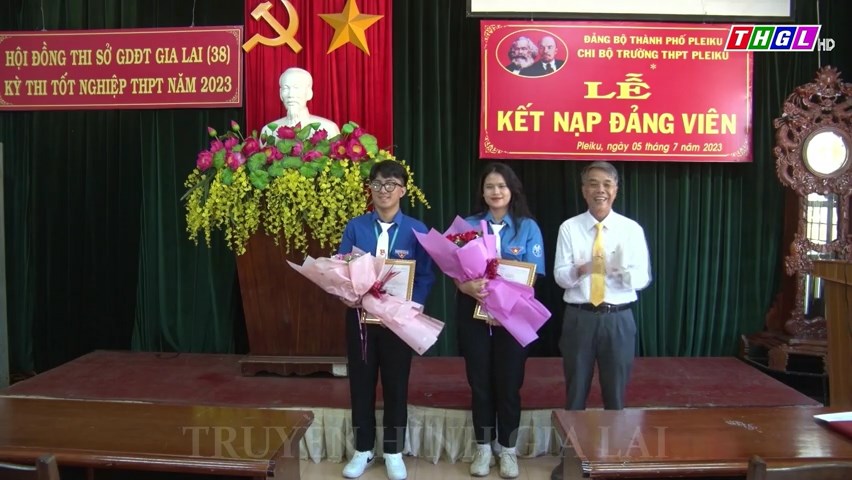 Chi bộ Trường THPT Pleiku tổ chức lễ kết nạp Đảng cho 2 đoàn viên ưu tú