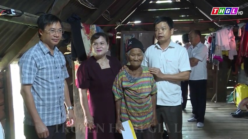 Phó Chủ tịch UBND tỉnh Nguyễn Hữu Quế thăm và tặng quà các gia đình chính sách tiêu biểu ở huyện Ia Pa