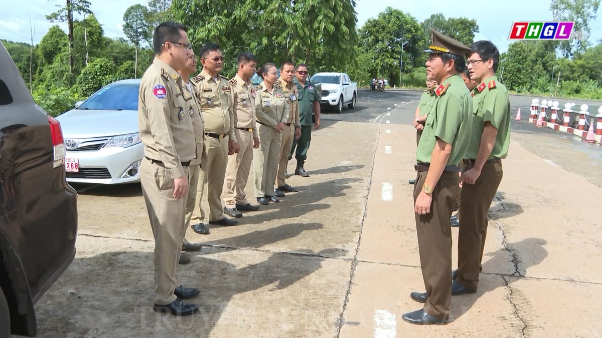 Công an tỉnh Gia Lai gặp mặt, tặng quà Công an tỉnh Ratanakiri