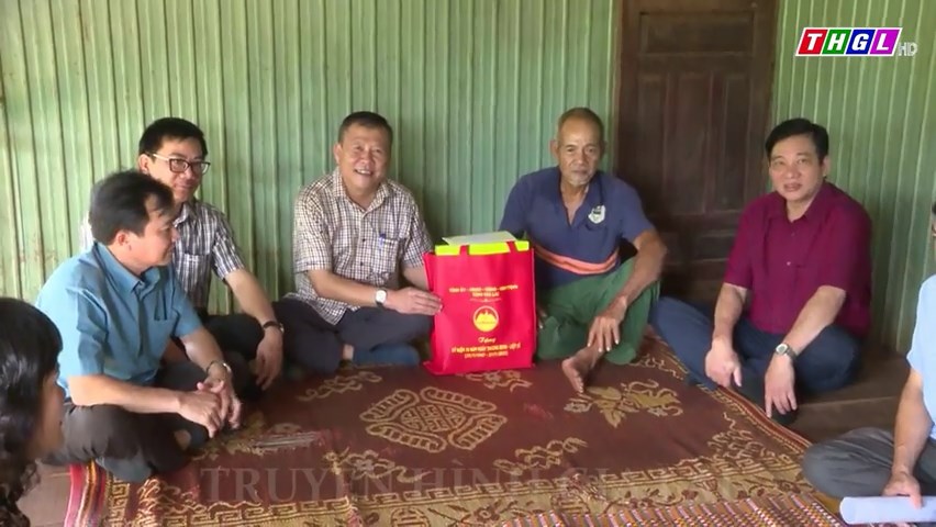 Đồng chí Thái Thanh Bình – Ủy viên BTV Tỉnh ủy, Chủ nhiệm UBKT Tỉnh ủy thăm, tặng quà các gia đình thương binh, Liệt sỹ tại huyện Chư Păh