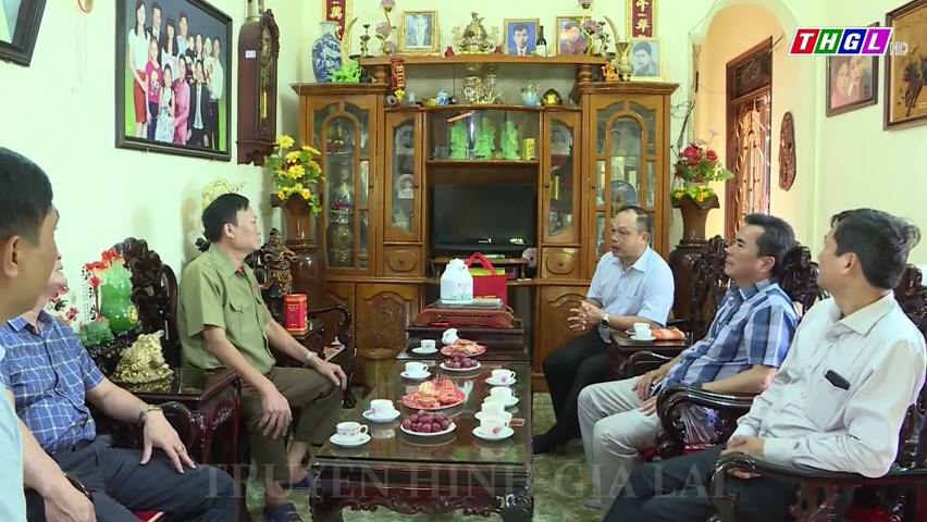 Phó Chủ tịch UBND tỉnh Gia Lai Dương Mah Tiệp thăm, tặng quà gia đình người có công tiêu biểu tại TP. Pleiku