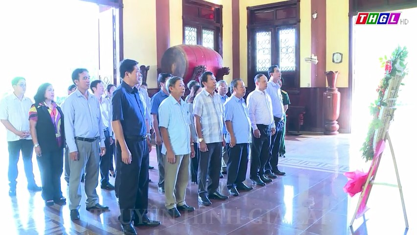 Đồng chí Châu Ngọc Tuấn – Phó Bí thư Thường trực Tỉnh ủy, Trưởng Đoàn đại biểu Quốc hội tỉnh Gia Lai dâng hương tại Đền tưởng niệm Liệt sỹ Ka Nak