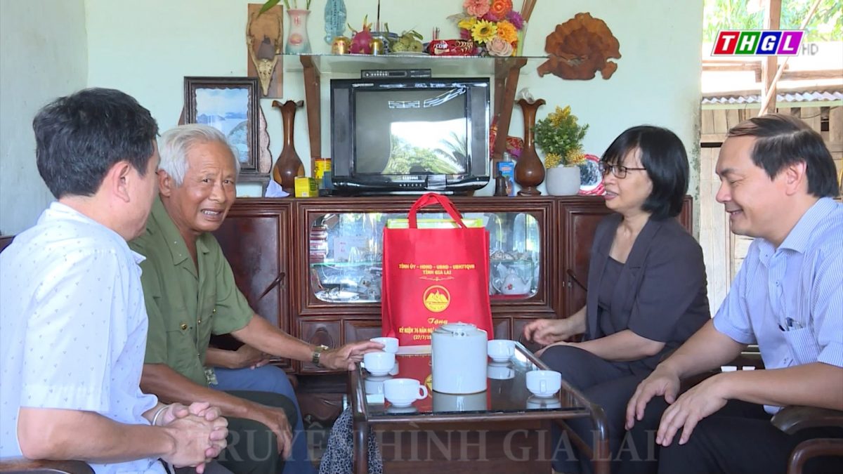 Đồng chí Nguyễn Thị Thanh Lịch – Tỉnh ủy viên, Phó Chủ tịch UBND tỉnh thăm, tặng quà các gia đình chính sách trên địa bàn huyện Phú Thiện