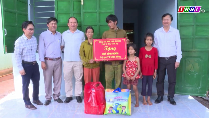 Phó Bí thư Tỉnh ủy Rah Lan Chung bàn giao 4 ngôi Nhà tình nghĩa  cho hộ nghèo tại huyện Chư Pưh