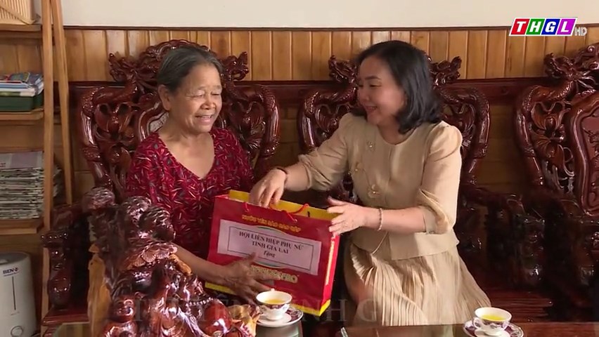 Lãnh đạo Hội LHPN tỉnh Gia Lai thăm, tặng quà các Mẹ Việt Nam Anh hùng và gia đình chính sách