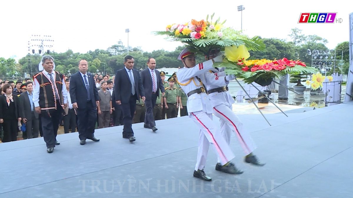 Tỉnh Gia Lai tổ chức dâng hương, dâng hoa Chủ tịch Hồ Chí Minh và viếng các Anh hùng Liệt sĩ