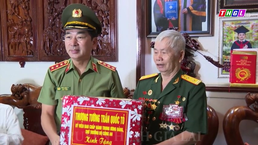 Thượng tướng Trần Quốc Tỏ – Thứ trưởng Bộ Công an thăm, tặng quà gia đình Liệt sĩ, Anh hùng lực lượng vũ trang nhân dân
