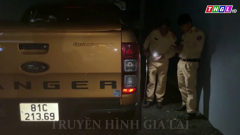 Xe ô tô bán tải gây tai nạn rồi bỏ trốn