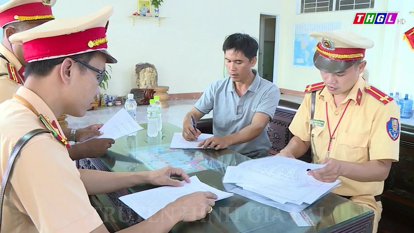 Công an thị xã Ayun Pa quyết liệt xử lý xe chở không đúng quy định