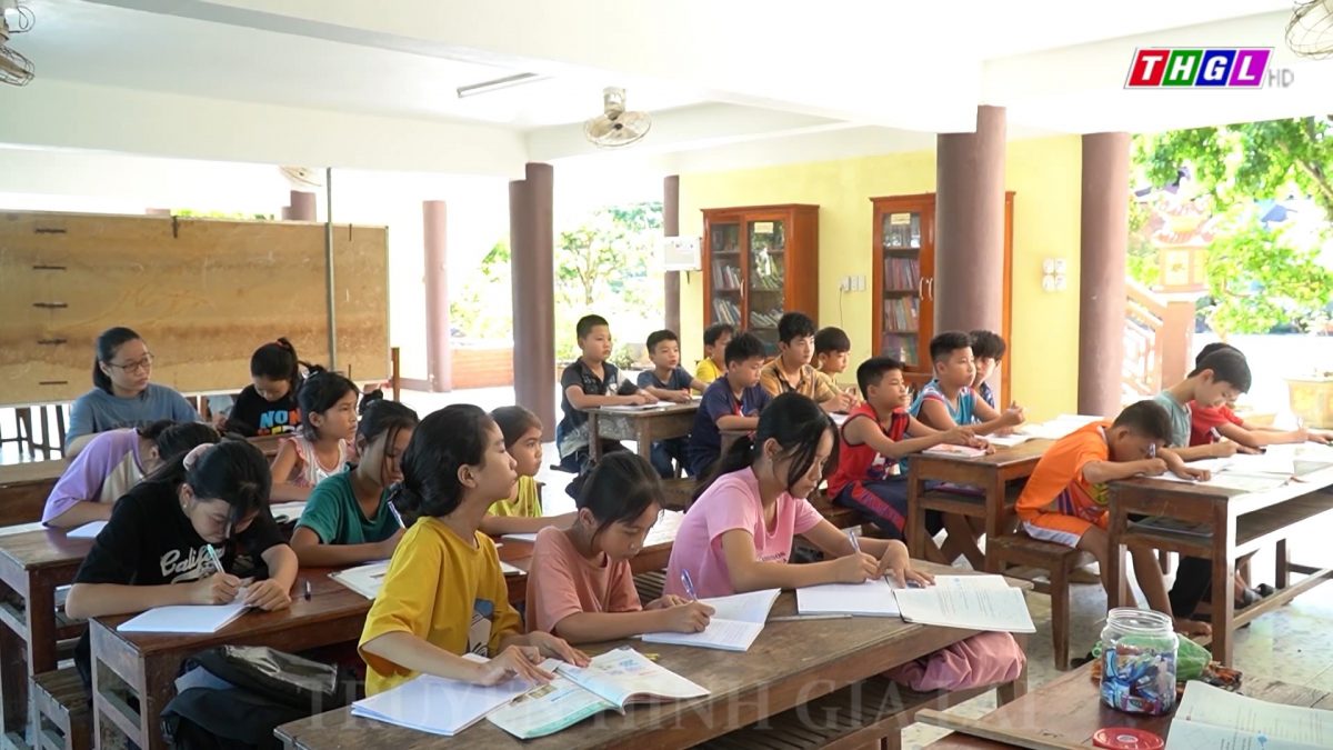 Lớp học miễn phí tại ngôi chùa Lập Thạch