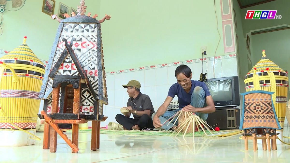 Gìn giữ nghề đan lát của đồng bào Jrai