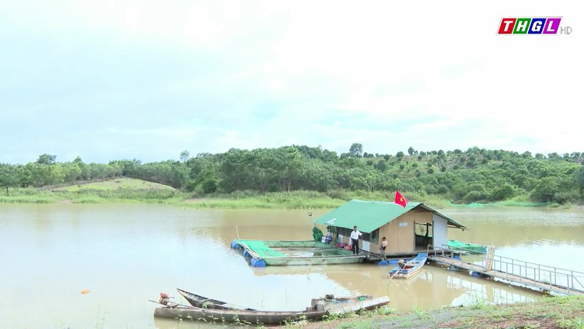 Làng Yom nuôi cá lồng bè trên sông”