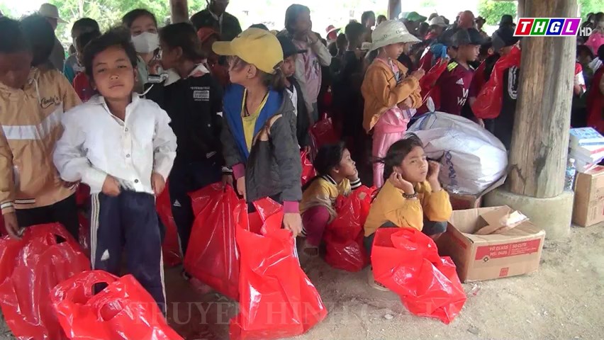 Kông Chro: Trao tặng 1.549 phần quà cho học sinh nghèo hiếu học