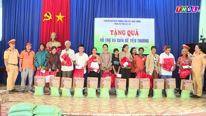 Tặng quà người khuyết tật trên địa bàn thị xã Ayun Pa