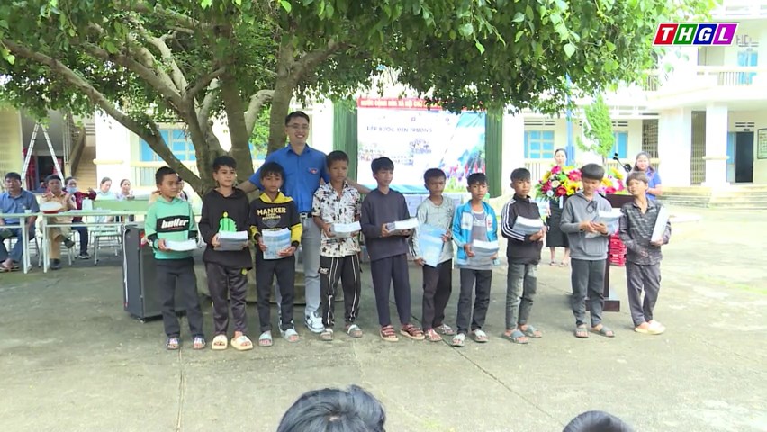 2600 phần quà được trao tặng học sinh Trường THCS H’ra