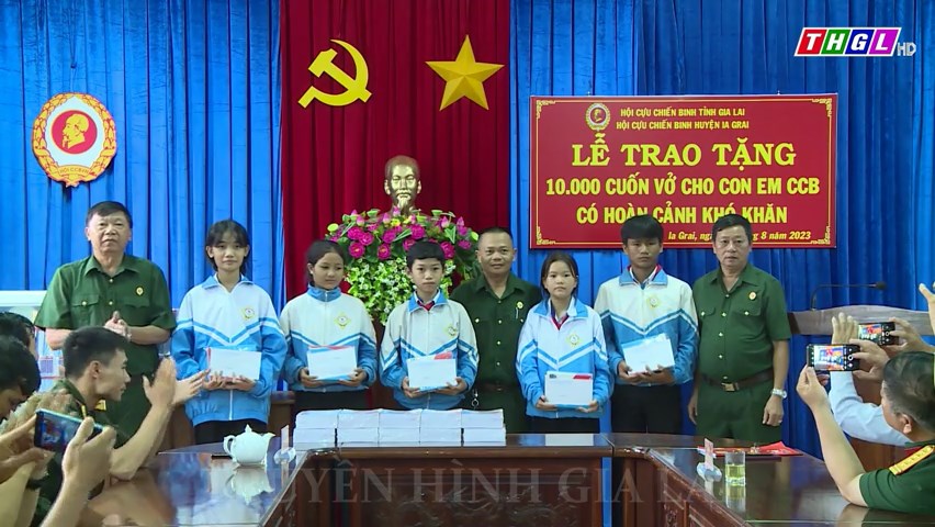 Hội Cựu chiến binh huyện Ia Grai trao 10.000 cuốn vở cho con em hội viên