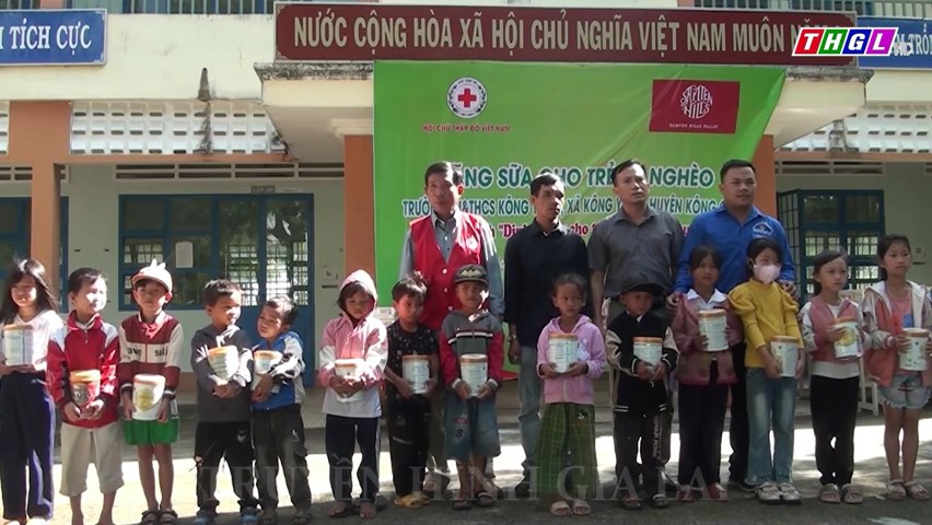 Kông Chro: 270 em học sinh được tặng sữa dinh dưỡng