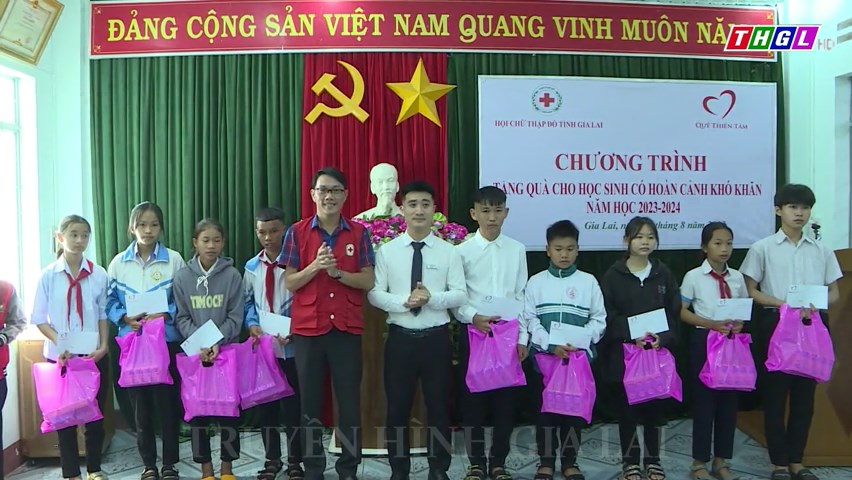 Quỹ Thiện tâm tặng 100 suất quà cho học sinh nghèo