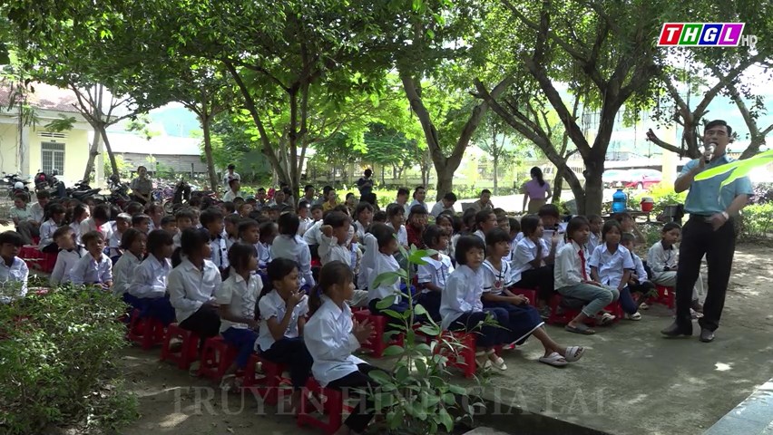 Nhóm từ thiện Fly To Sky phối hợp với Chi đoàn Thông tấn xã Việt Nam khu vực Tây Nguyên tổ chức Chương trình “Kết nối tri thức” tại huyện Krông Pa