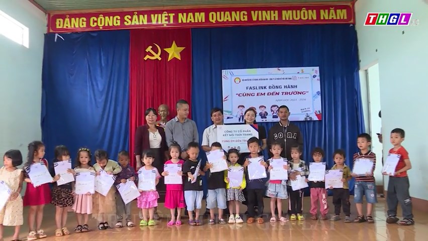 Trao tặng gần 1.000 bộ đồng phục cho học sinh xã Kdang, huyện Đak Đoa