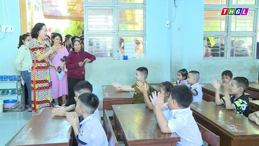 Thị xã Ayun Pa: Học sinh lớp 1 nô nức tựu tường