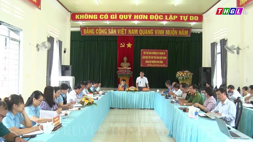 Thường trực Thành ủy Pleiku làm việc với Đảng bộ phường Phù Đổng