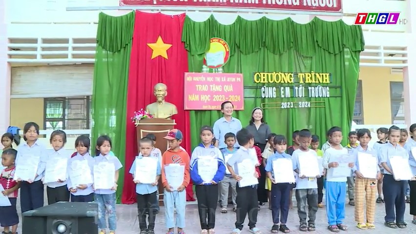 Trao tặng 500 bộ đồng phục cho học sinh có hoàn cảnh khó khăn tại thị xã Ayun Pa