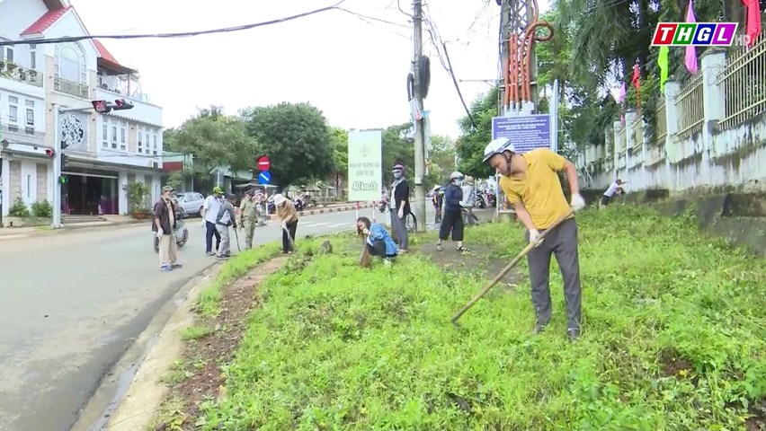 UBND phường Diên Hồng ra quân làm trật tự đô thị, dọn vệ sinh môi trường