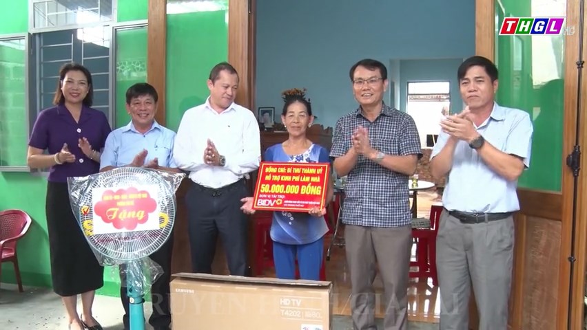 Bí thư Thành ủy Pleiku dự lễ bàn giao nhà cho hộ nghèo