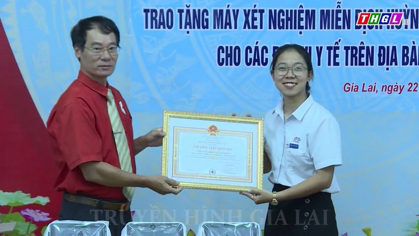 Trao tặng máy xét nghiệm huỳnh quang cho các cơ sở y tế